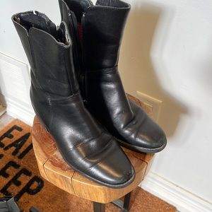 Women’s SIZE 7 leather boots
